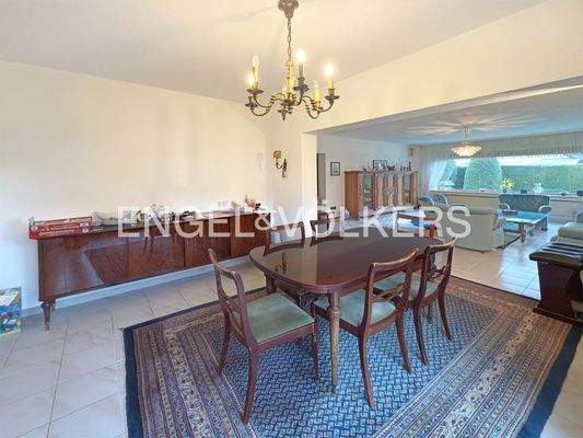 EG: Esszimmer mit angrenzendem Wohnzimmer
