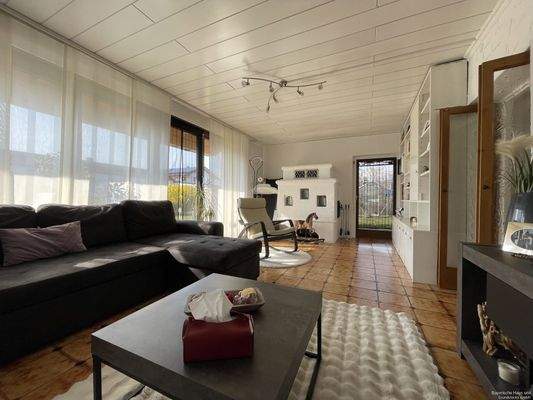 ...Terrassenzugang und gemütlichem Kachelofen