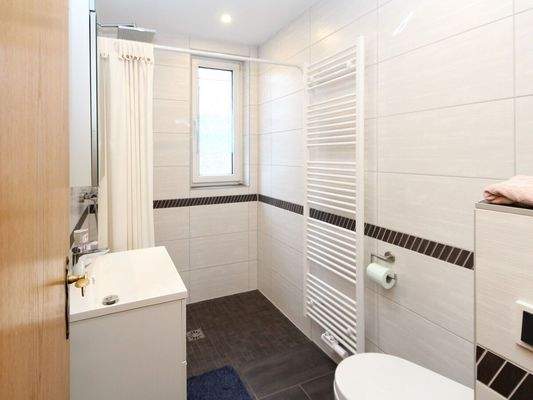 Sanierstes Tageslichtbad Hochparterre