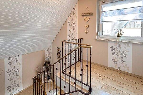 DG - Flur Treppe Fenster