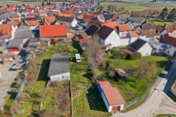  Garten mit Straßenzufahrt und Seitenansicht des Grundstücks