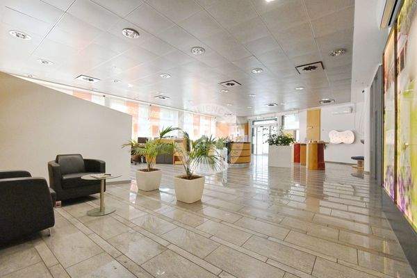 Blick von der Kassenhalle auf den Eingangsbereich im Erdgeschoss