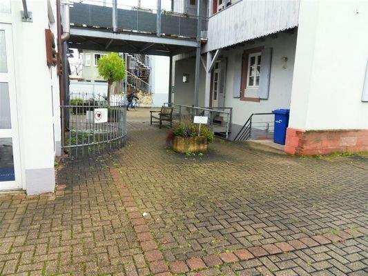 Zugang rechts zum Gewölbekeller