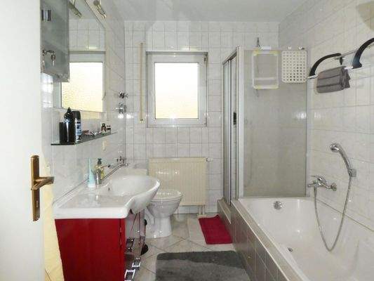 Tageslichtbad mit Wanne und Dusche