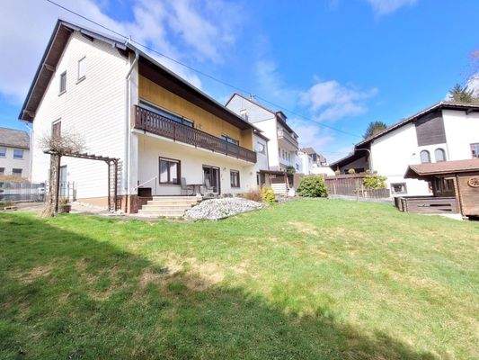 Seitenansicht mit Garten