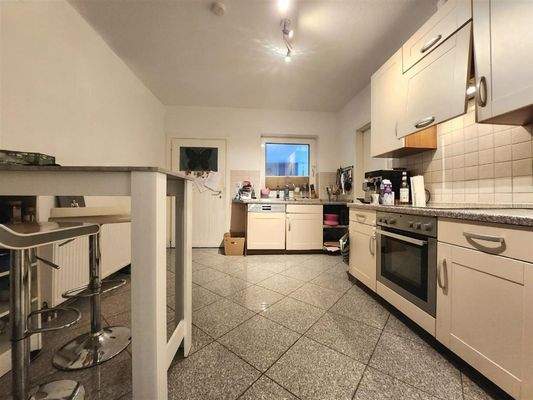 Küche mit Essbereich mit Zugang zur Sperinekammer 