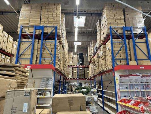 Hochregallager mit Handelsfläc