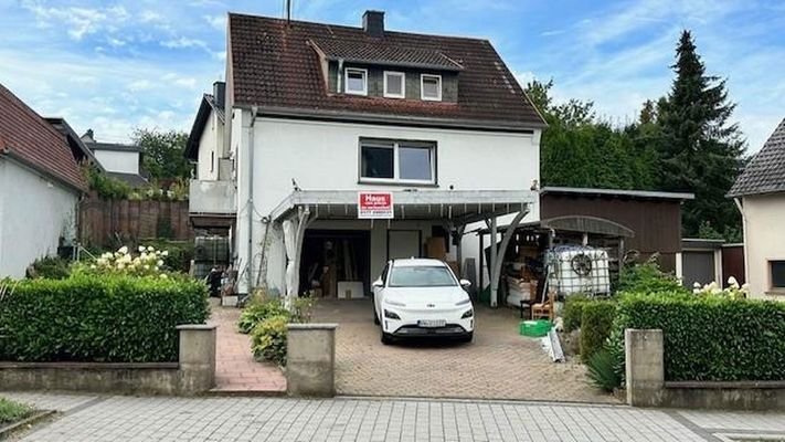 Ansicht mit Carport und Hof