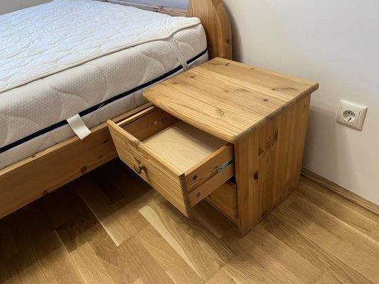 2 Nachtkastl gegen Ablöse