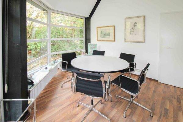 Repräsentatives Büro mit Blick in den Wald