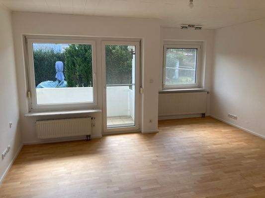 Wohnzimmer mit Zugang zum Balkon