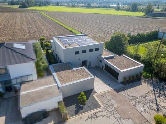 Gebäudeansicht mit Garagen