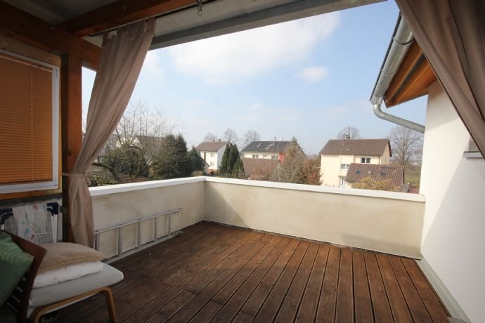 4,5 Zimmer Wohnung mit Balkon und Garten