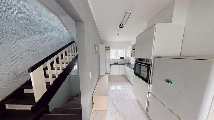 Küche mit Blick zum Treppenhaus