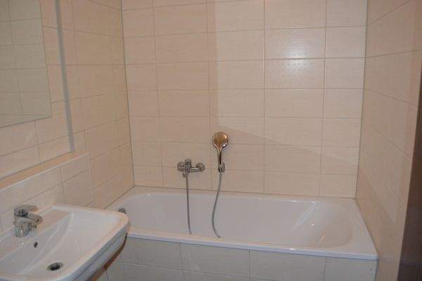 DG Whg. links Süd - Bad.JPG