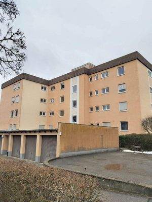 Hausansicht und Garagenansicht