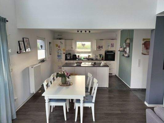 Esszimmer mit offener Küche