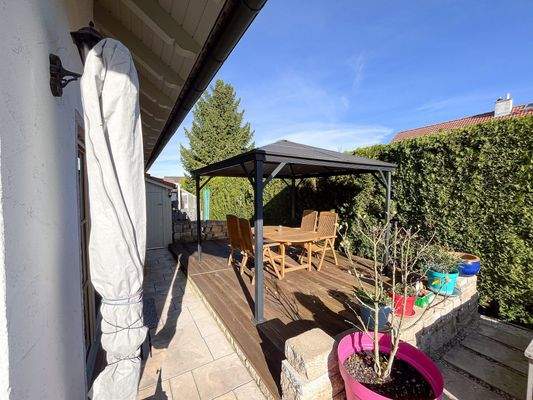 Terrasse mit Pavillon