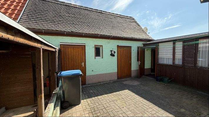 Foto-Innenhof mit Nebengelass