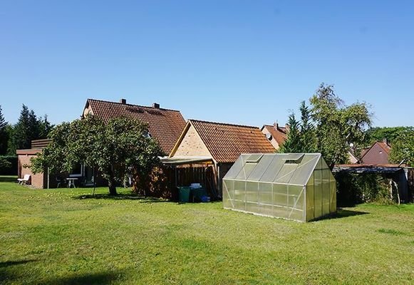 Grundstück mit großen Rasenflächen und Obstbäumen