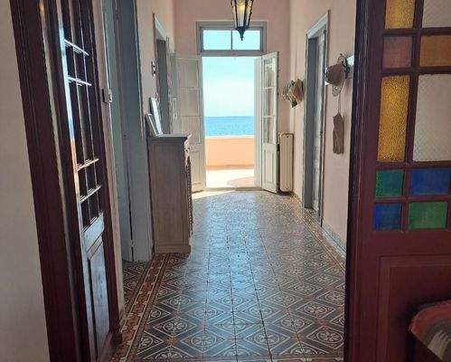 Kreta, Kalyves: Elegante neoklassizistische Villa am Meer zu verkaufen