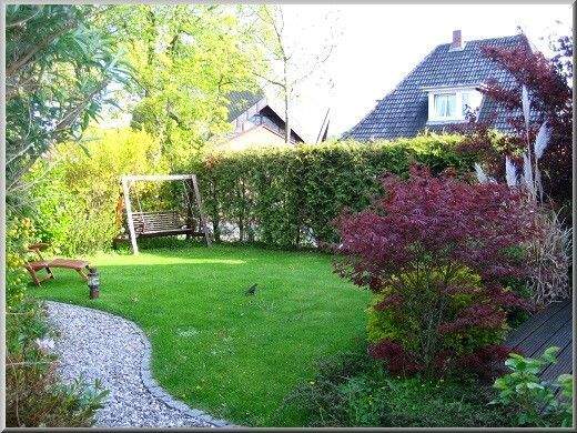 Blick in den rundum eingewachsenen Garten