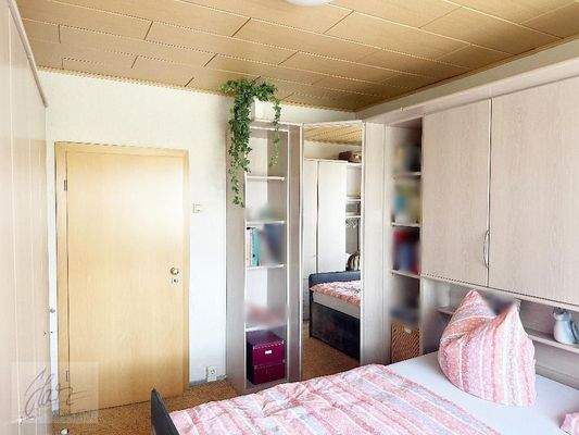 Schlafzimmer mit Blick Richtung Wohnzimmer (Verkauf ohne Inventar)