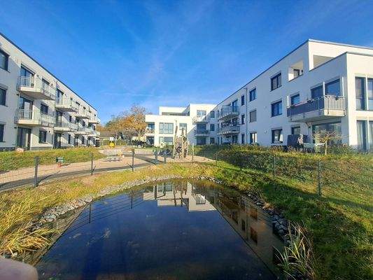 Spielplatz und Teich auf dem Grundstück
