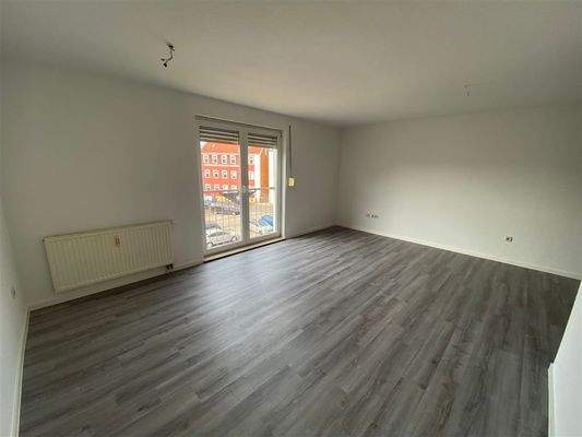 Zimmer strassenseitig mit großem Terrassenfenster 