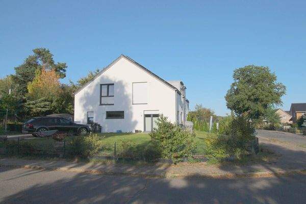 Straßenansicht mit PKW-Stellplätzen u.Zufahrt zur DHH