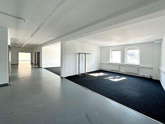 offene Büros im Lagerbereich.jpg