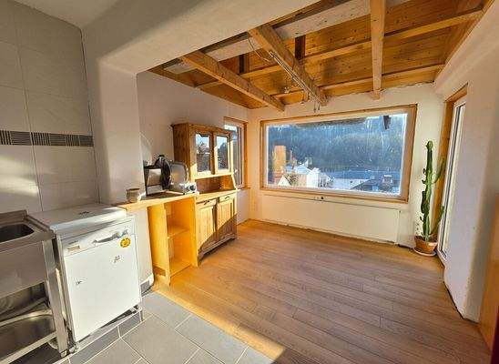 Heller Küchen-Essbereich mit schöner Aussicht