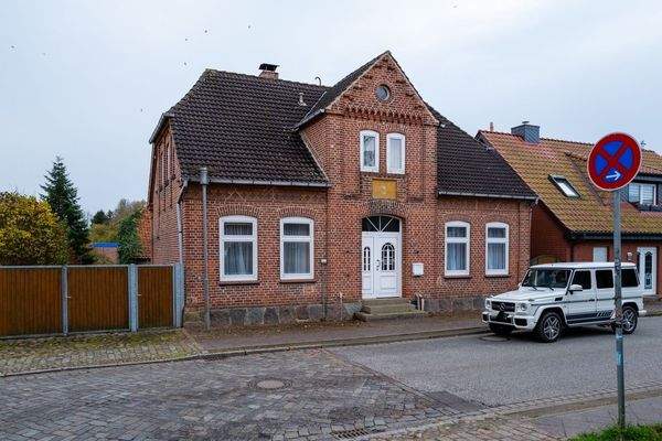 Backsteinhaus an der Straße