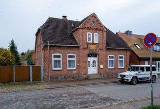 Backsteinhaus an der Straße