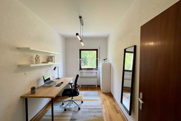 Büro / Kinderzimmer (KI bearbeitet)