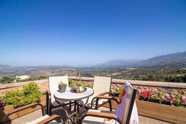 Kreta, Samonas: Zweistöckige Villa mit Panoramablick auf das Dorf zu verkaufen