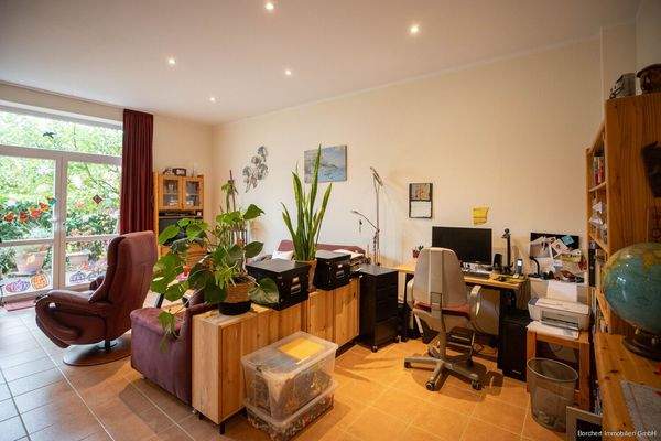 Wohnzimmer mit Büroecke