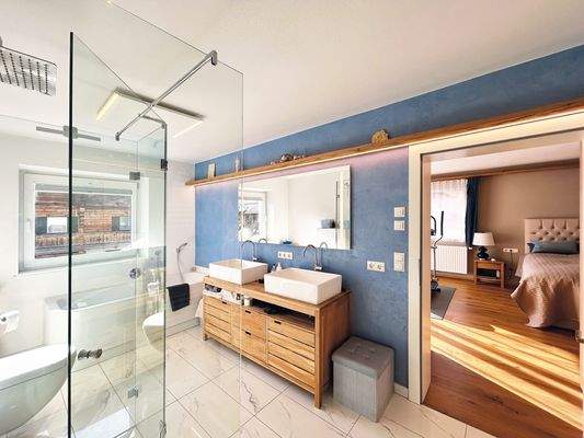 Master-Bathroom mit indirekter Beleuchtung, Regendusche, Badewanne und Doppelwaschtisch