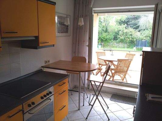 Küche mit Zugang zum Balkon