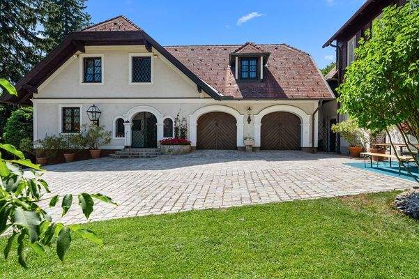 Die eindrucksvolle Landhausvilla ...