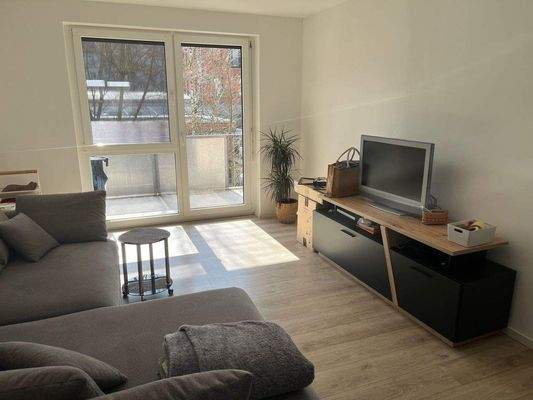 Wohn-/Essbereich mit Zugang zum Balkon