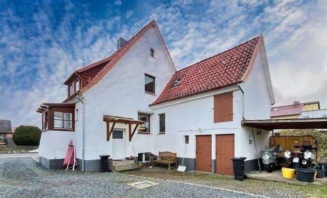 Wohnhausansicht mit Nebengebäude