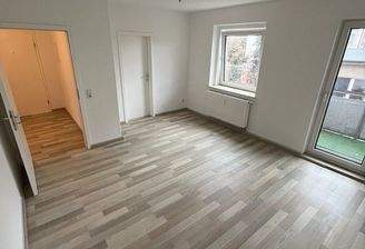 Helles Zimmer mit Fenster