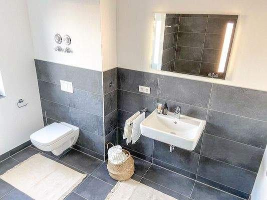 Beispielfoto - Modernes Tageslichtbad mit hochwertiger Ausstattung