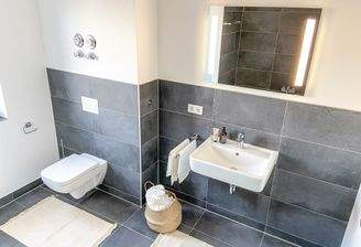 Beispielfoto - Modernes Tageslichtbad mit hochwertiger Ausstattung