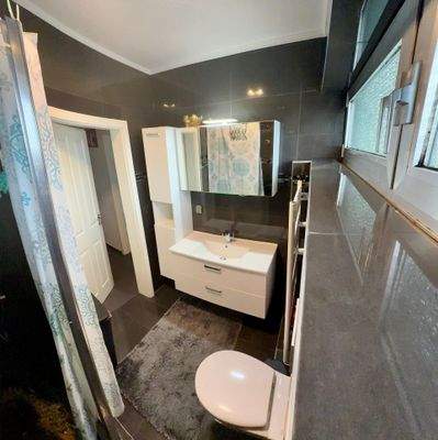 25-Modernes Hauptbad OG.jpeg