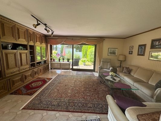 Wohnbereich mit Blick zur Terrasse