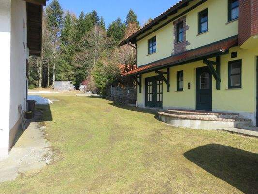 zwischen Landhaus und ehemaligem Anwesen 