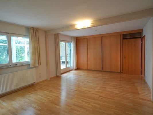 Schlafzimmer mit großem Schrank