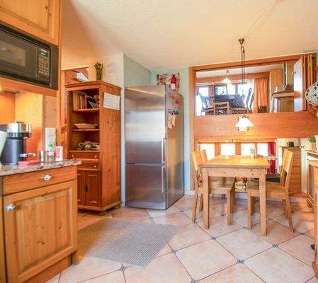 Einbauküche mit Durchreiche zu Wohnzimmer und Essz